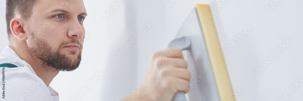 Obraz premium Professional contractor plastering wall