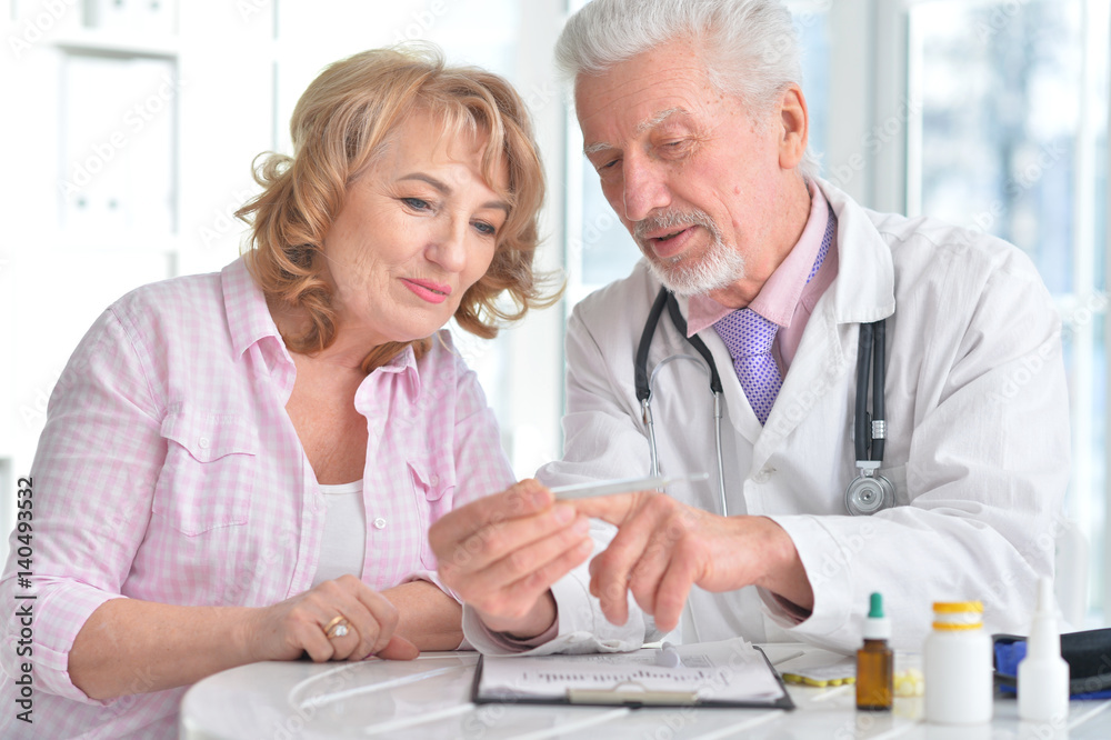 Obraz premium Sick elderly woman in a doctor's office
