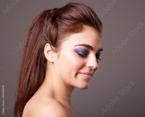 Fotografie MUJER JOVEN MAQUILLADA SONRIENDO