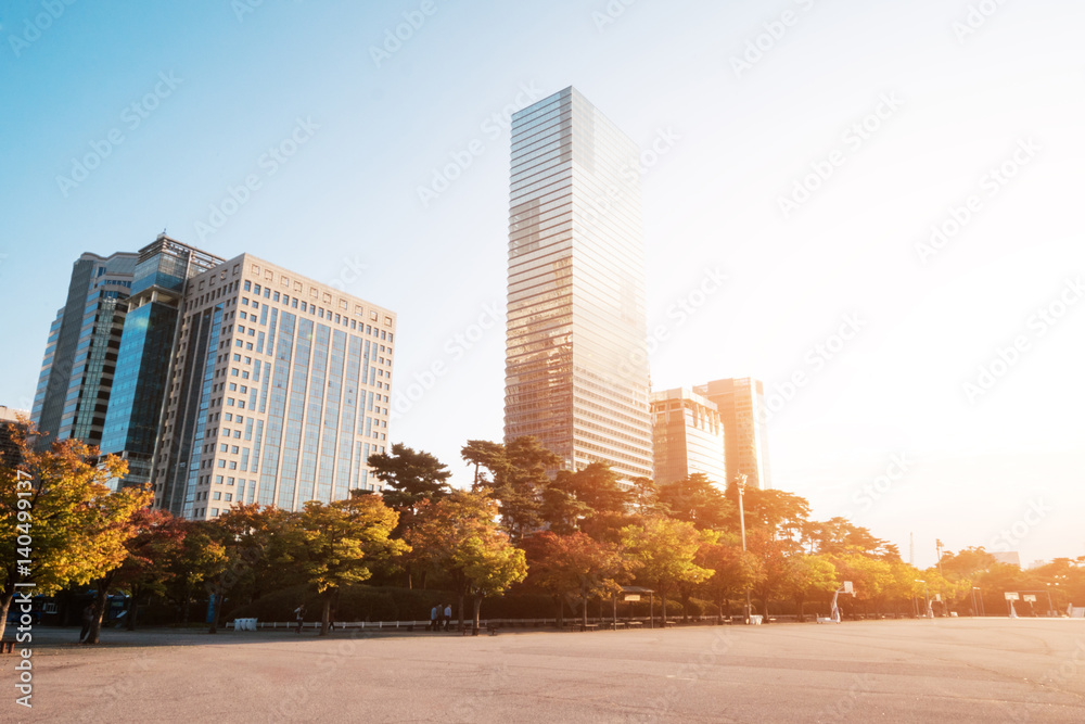 Obraz premium empty basketball court near modern buildings