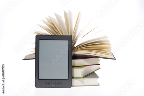 Foto Bücherstapel mit E-Book Reader Kindle