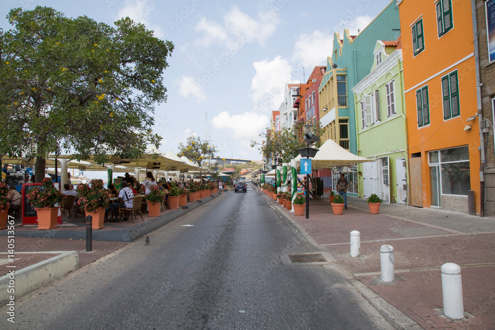 Uferstrasse (Berühmteste Skyline von Cuaracao - Willemstad) aus nächster Sicht Uferstrasse (Berühmteste Skyline von Cuaracao - Willemstad) aus nächster Sicht