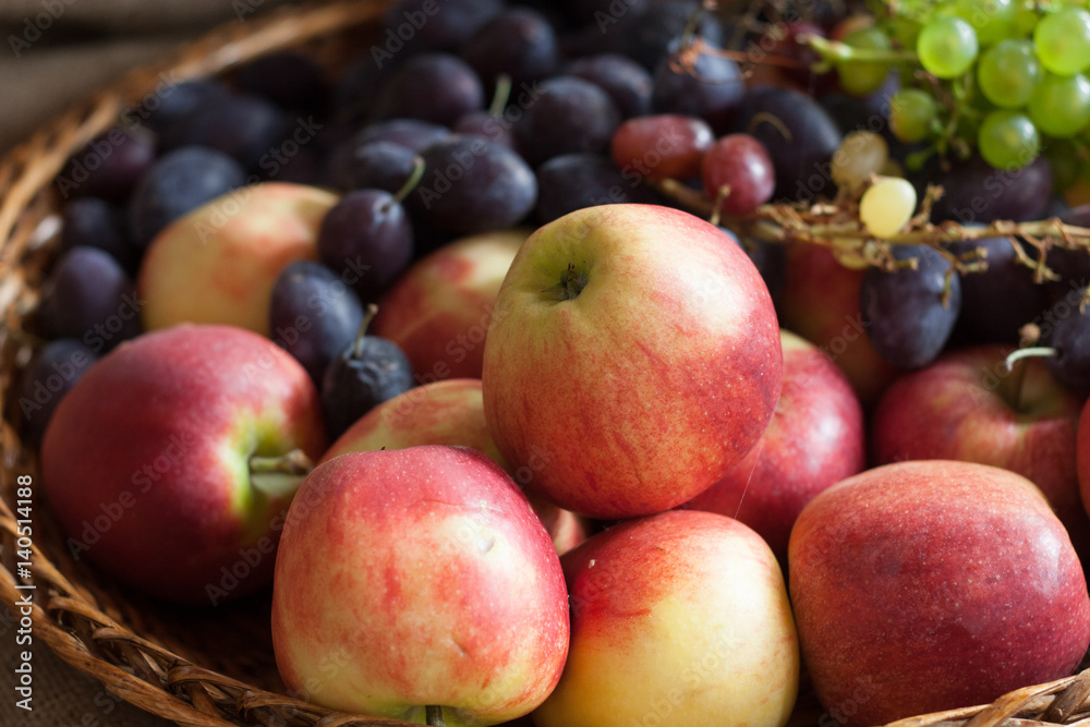 Erntedank-Schmuck im Dom zu Verden: Obstschale Erntedank-Schmuck im Dom zu Verden: Obstschale