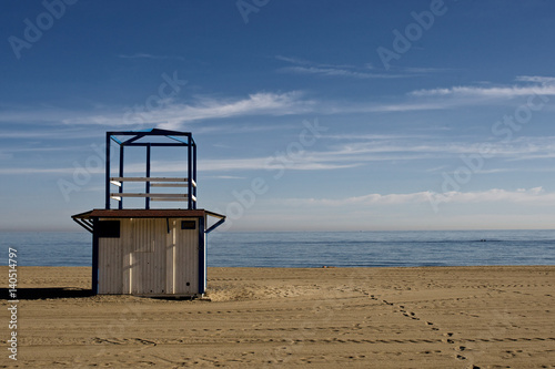 Andalusien - Estepona: Strand mit verlassenem Rettungsschwimmer-Häuschen © Dirk