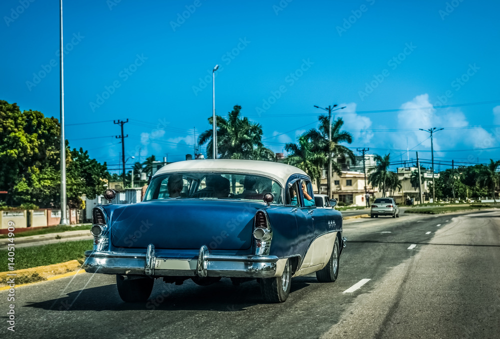HDR - Blauer amerikanischer Oldtimer fährt durch Varadero Kuba - Serie Kuba Reportage