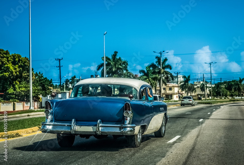 Fototapeta Naklejka Na Ścianę i Meble -  HDR - Blauer amerikanischer Oldtimer fährt durch Varadero Kuba - Serie Kuba Reportage