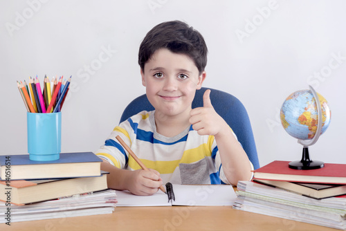 Obraz na płótnie niño sonriente estudiando