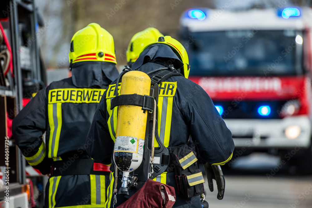 Feuerwehrmann mit Atemschutzgerät Feuerwehrmann mit Atemschutzgerät