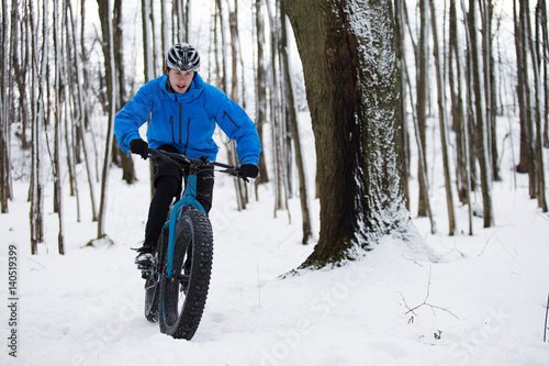 Obraz na płótnie Fat biker riding in the snow w salonie