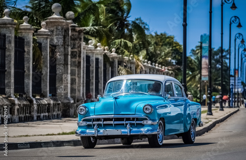HDR - Blauer Oldtimer fährt auf der berühmten Promenade Malecon in Havanna Kuba - Serie Kuba Reportage