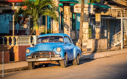 HDR - Blauer amerikanischer Chevrolet Oldtimer parkt in der Morgensonne in Santa Clara - Serie Kuba Reportage