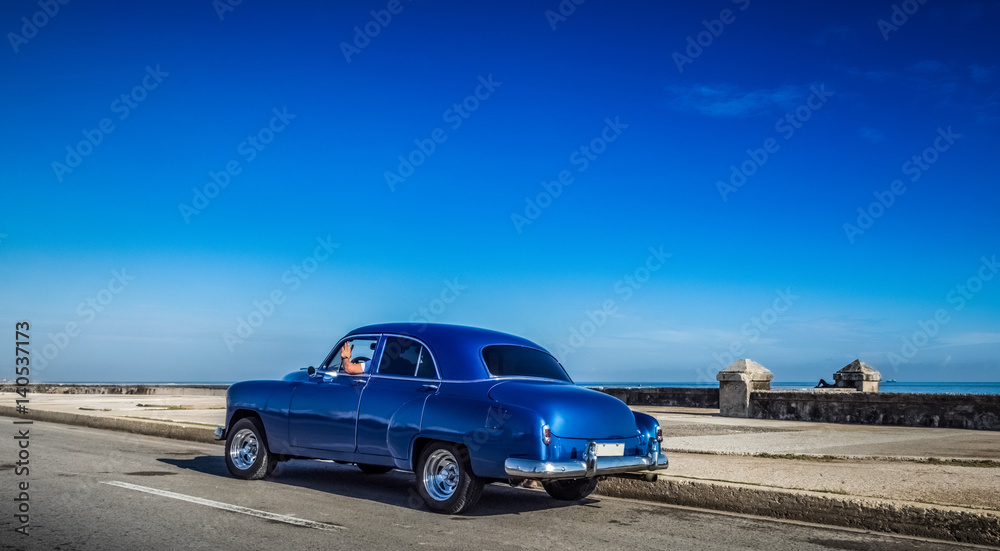 HDR - Blauer Oldtimer fährt auf der berühmten Promenade Malecon in Havanna Kuba - Serie Kuba Reportage