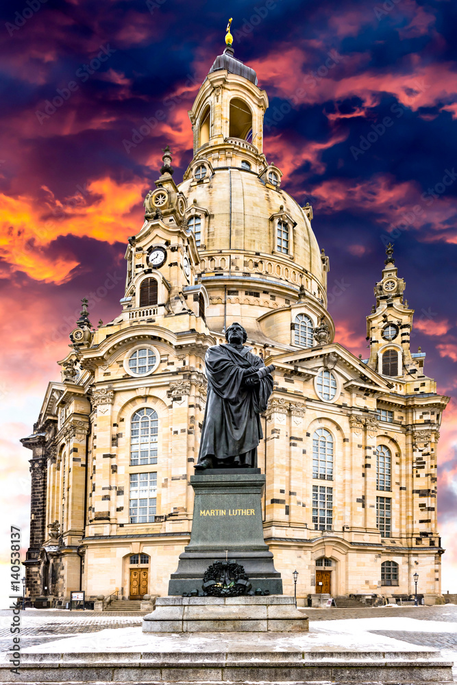 Frauenkirche in Dresden mit dem Luther-Denkmal  ( Deutschland )