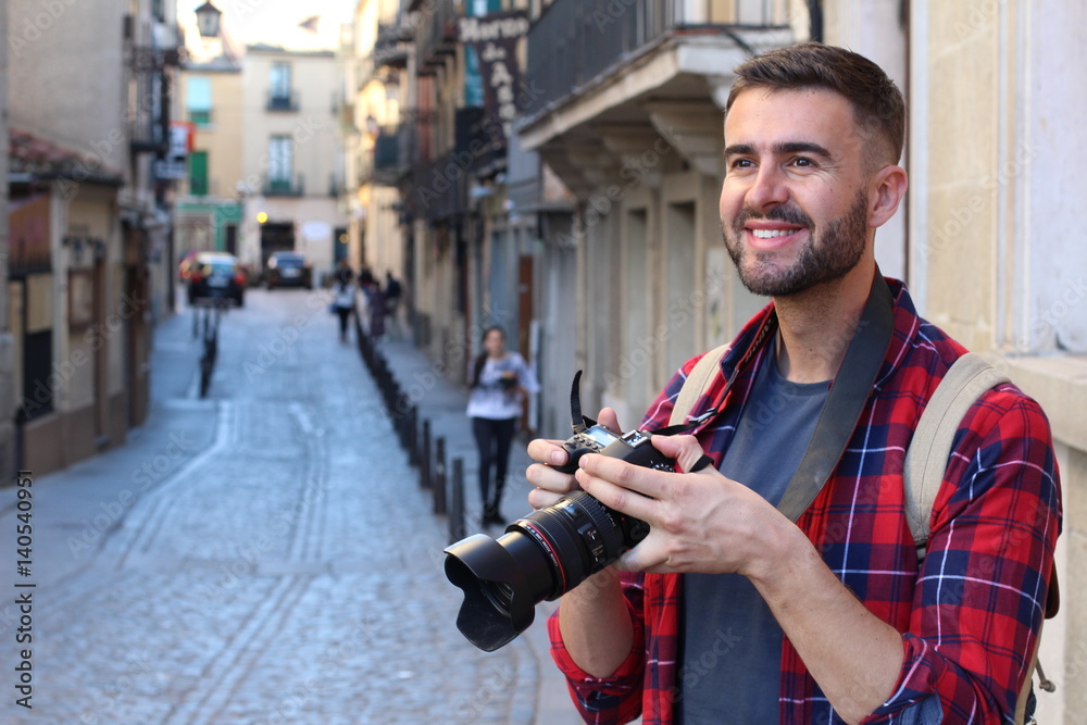 Naklejka premium Man working his creativity to shoot a picture with vintage camera