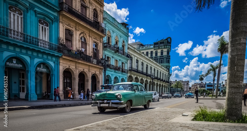 HDR - Blauer Chevrolet Oldtimer auf der Hauptstraße in Havanna Kuba fährt vor dem Capitolio - Serie Kuba 2016 Reportage