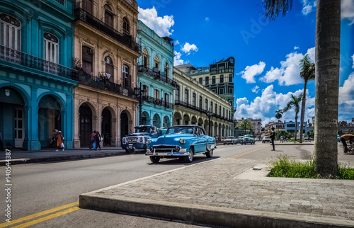HDR - Amerikanischer blauer Chevrolet Oldtimer fährt an der historischen Häuserfront der Hauptstrasse vorbei in Havanna Kuba - Serie Kuba Reportage © mabofoto@icloud.com