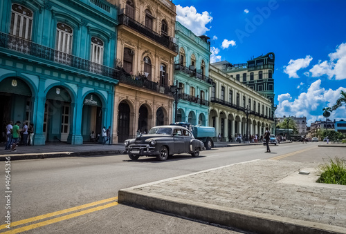 HDR - Amerikanischer schwarzer Chevrolet Oldtimer fährt an der historischen Häuserfront der Hauptstrasse vorbei in Havanna Kuba - Serie Kuba Reportage