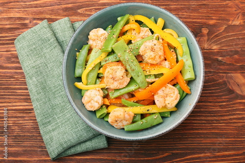 Snow pea salad with shrimps and pepper