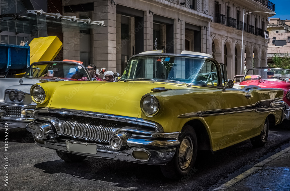 Gelber amerikanischer Cabriolet Oldtimer parkt in der Seitenstraße in Havanna Kuba  - Serie Kuba Reportage