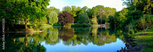Stadtpark Lübeck, sommerliches Panorama mit Teich und Bäumen