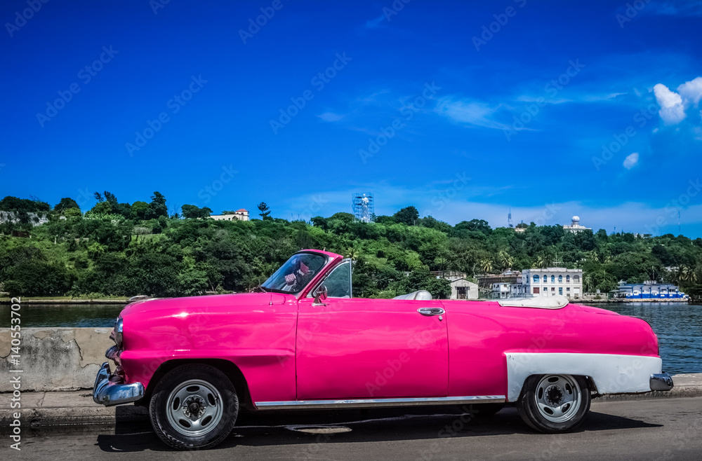 HDR - Pinker amerikanischer Cabriolet Oldtimer parkt auf dem Malecon in Havanna Kuba - Serie Kuba Reportage HDR - Pinker amerikanischer Cabriolet Oldtimer parkt auf dem Malecon in Havanna Kuba - Serie Kuba Reportage