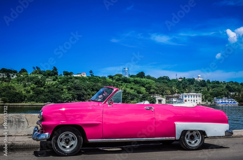 HDR - Pinker amerikanischer Cabriolet Oldtimer parkt auf dem Malecon in Havanna Kuba  - Serie Kuba Reportage