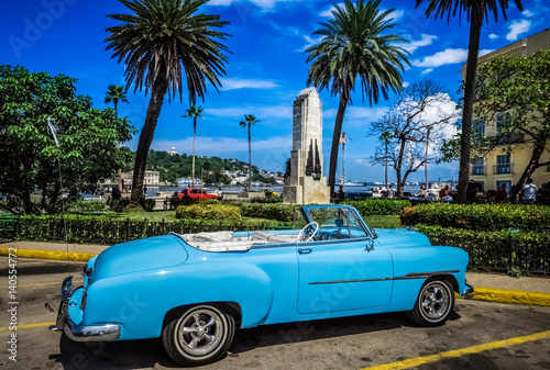 HDR - Blauer amerikanischer Cabriolet Oldtimer parkt auf dem Malecon in Havanna Kuba  - Serie Kuba Reportage