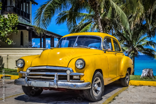 HDR - Gelber amerikanischer Oldtimer parkt unter Palmen am Strand in Varadero Kuba - Serie Kuba Reportage © mabofoto@icloud.com