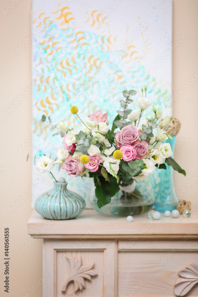 Obraz premium Beautiful composition with fresh flowers on mantelpiece