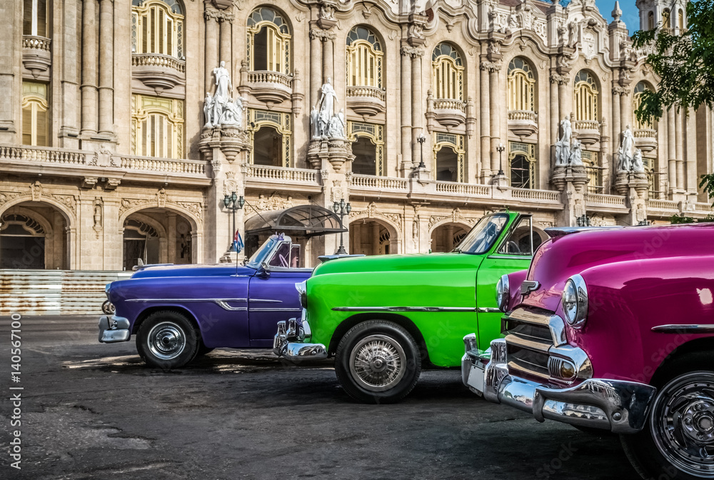 HDR - Nebeneinander aufgereihte amerikanische farbenfrohe Cabriolet Oldtimer vor dem Gran Teatro in Havanna Kuba - Serie Kuba Reportage