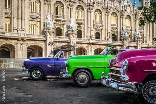 HDR - Nebeneinander aufgereihte amerikanische farbenfrohe Cabriolet Oldtimer vor dem Gran Teatro in Havanna Kuba - Serie Kuba Reportage © mabofoto@icloud.com
