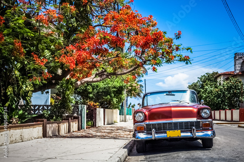 HDR - Vorderansicht eines roten Cabriolet Oldtimers in der Seitengasse in Varadero Kuba - Serie Kuba Reportage