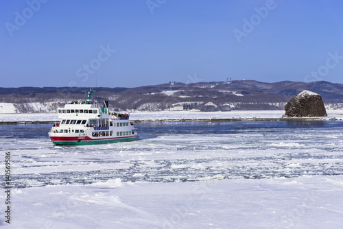オホーツク海の流氷と砕氷船