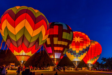 Acrylglasbilder Ballon Heißluftballons starten in der Morgendämmerung  © Timothy