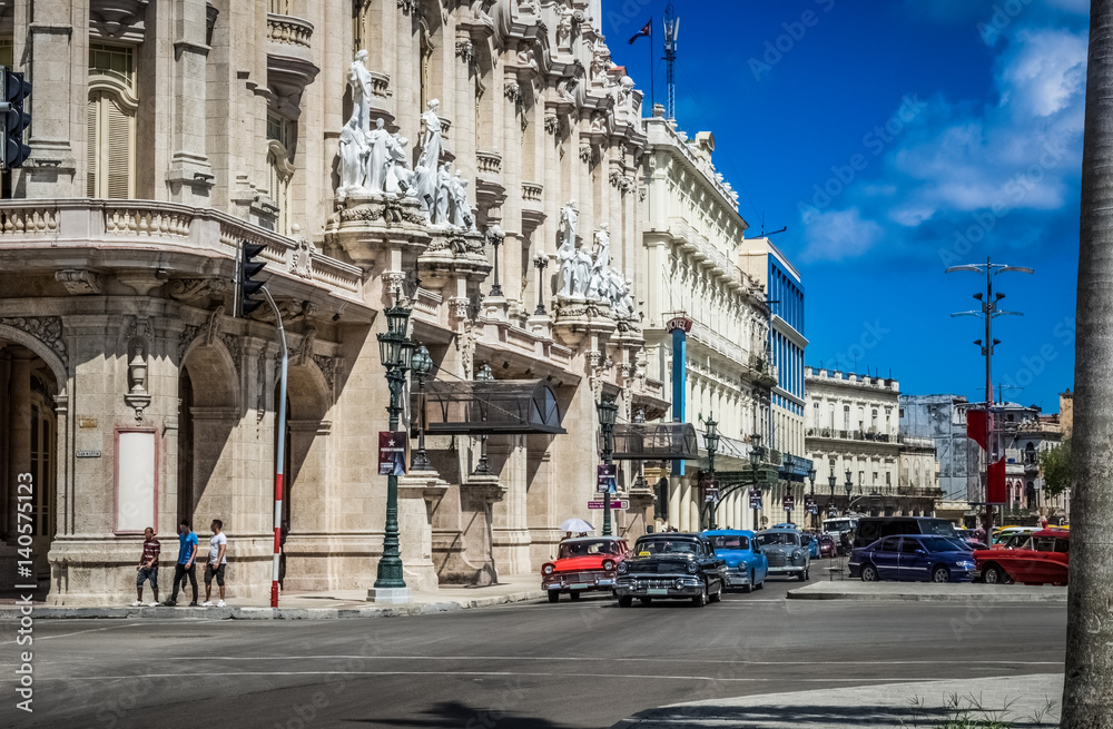 HDR - Viele amerikanische Oldtimer halten an der Kreuzung auf der Hauptstraße von Havanna Kuba - Serie Kuba Reportage