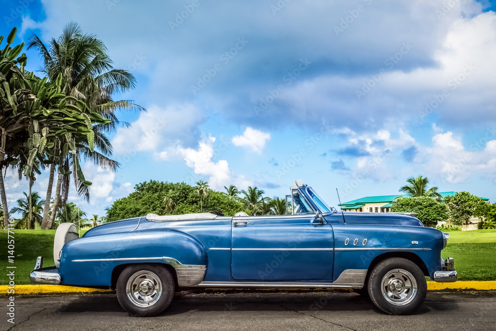 HDR - Blauer amerikanische Cabriolet Oldtimer parkt am Golfplatz von Varadero Kuba - Serie Kuba Reportage