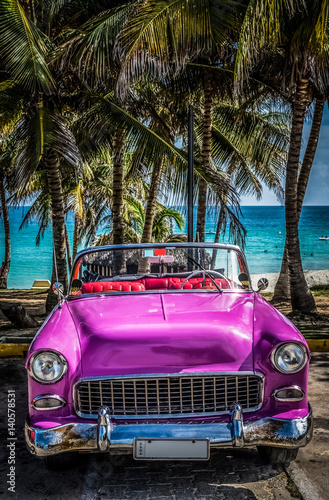 HDR - Pink farbener amerikanischer Chevrolet Cabriolet Oldtimer in der Nähe vom Strand unter Palmen in Varadero Kuba - Serie Kuba Reportage