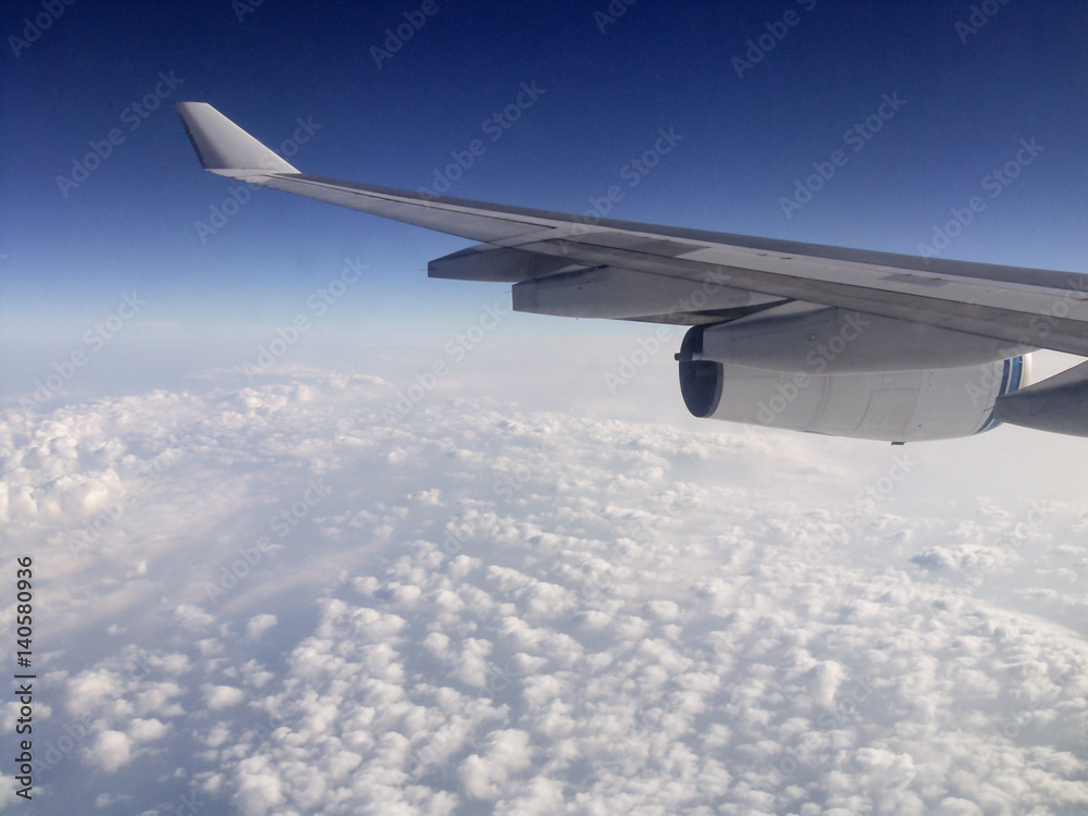 Obraz premium Clouds with airplane wing