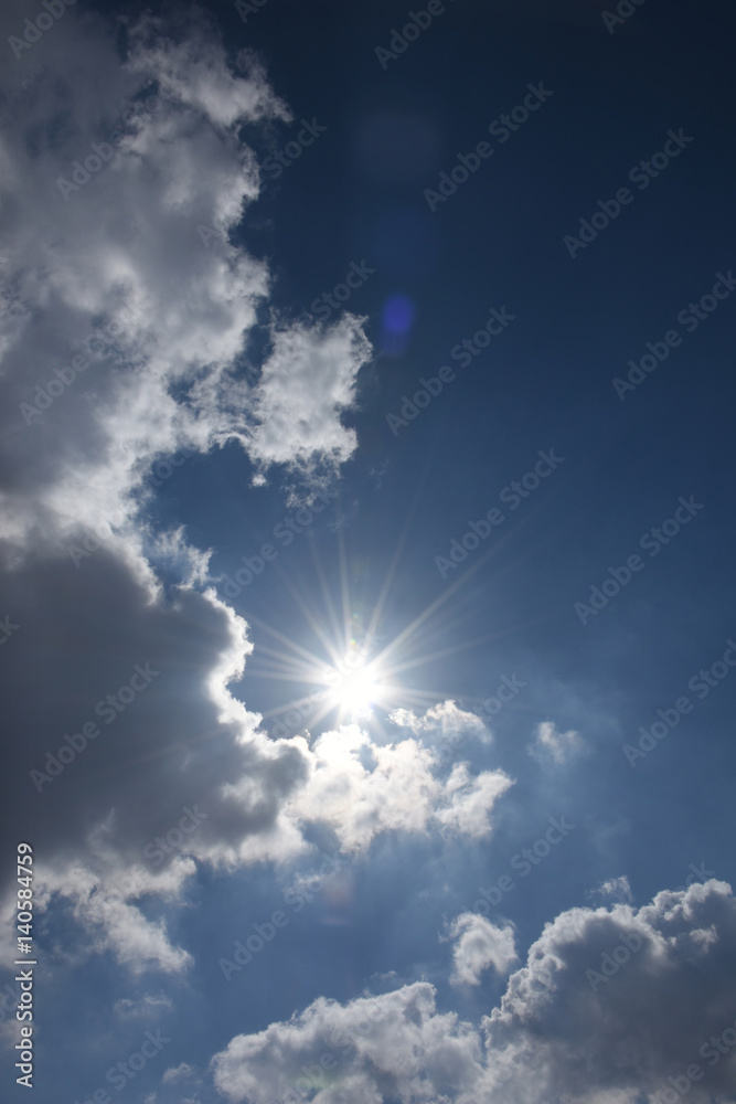 青空と輝く太陽、天国へのイメージ