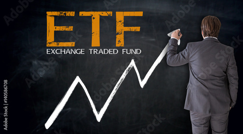 Businessmann schreibt ETF auf Tafel Konzept