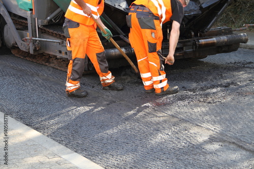 Asphaltmaschine mit Arbeitern