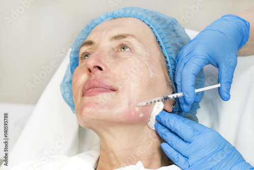 Cosmetic treatment with injection in a clinic 