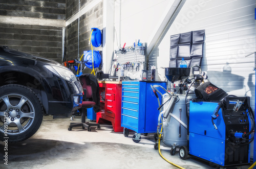 Garage, workshop on repair and maintenance of vehicles © Igor Sokolov