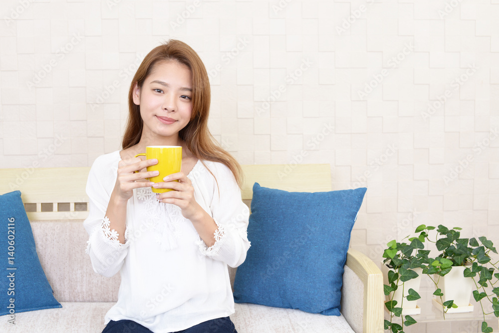 コーヒーを飲み寛ぐ女性 コーヒーを飲み寛ぐ女性
