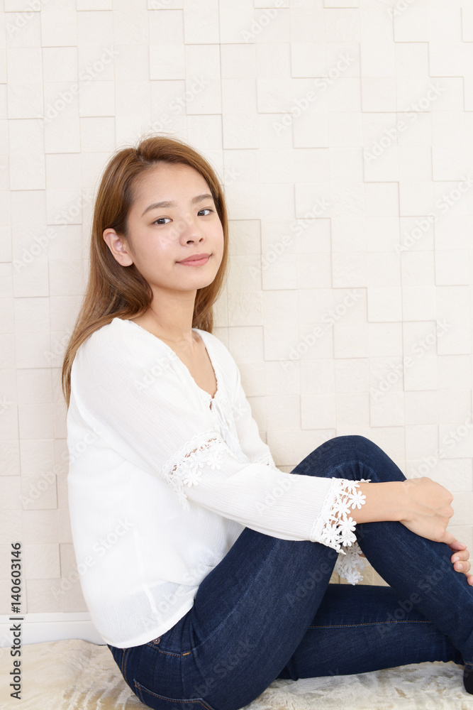 寛ぐ女性 寛ぐ女性