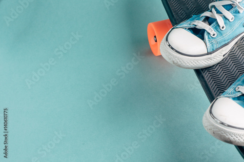 Canvas Print Skateboard and shoes on a green background