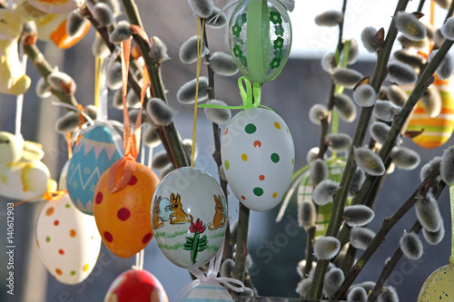osterstrauch mit bunten ostereiern