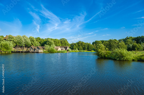 Landschaft am Wallsee mit Blick zum Wallmuseum mit Slawendorf