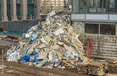 Cuadro en lienzo Big heap of a construction garbage