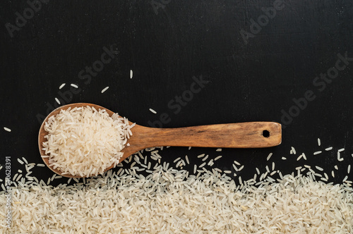Fotografie Wooden spoon with raw rice
